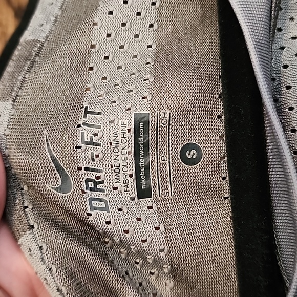 Nike Dri-Fit Athletic Top Size S - Picture 7 of 7